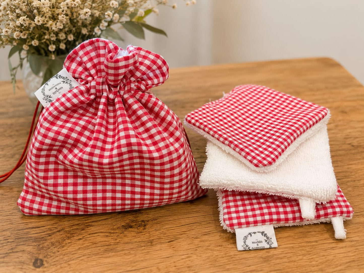 Bolsita vichy roja con toallitas desmaquilladoras reutilizables Mochilú