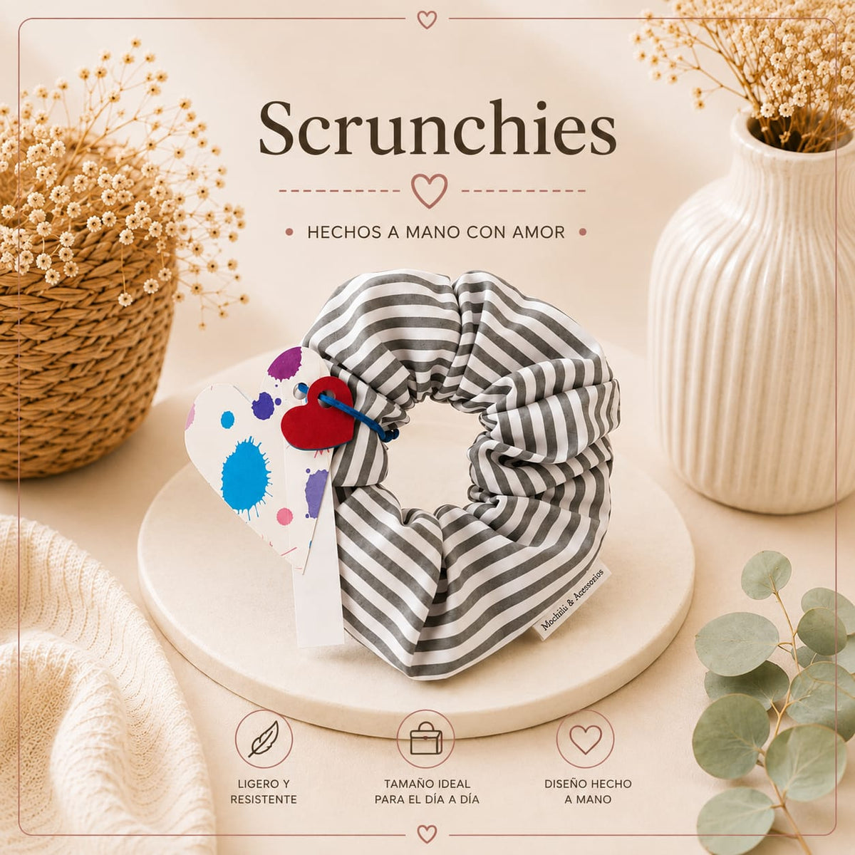 Scrunchie artesanal de rayas grises Mochilú