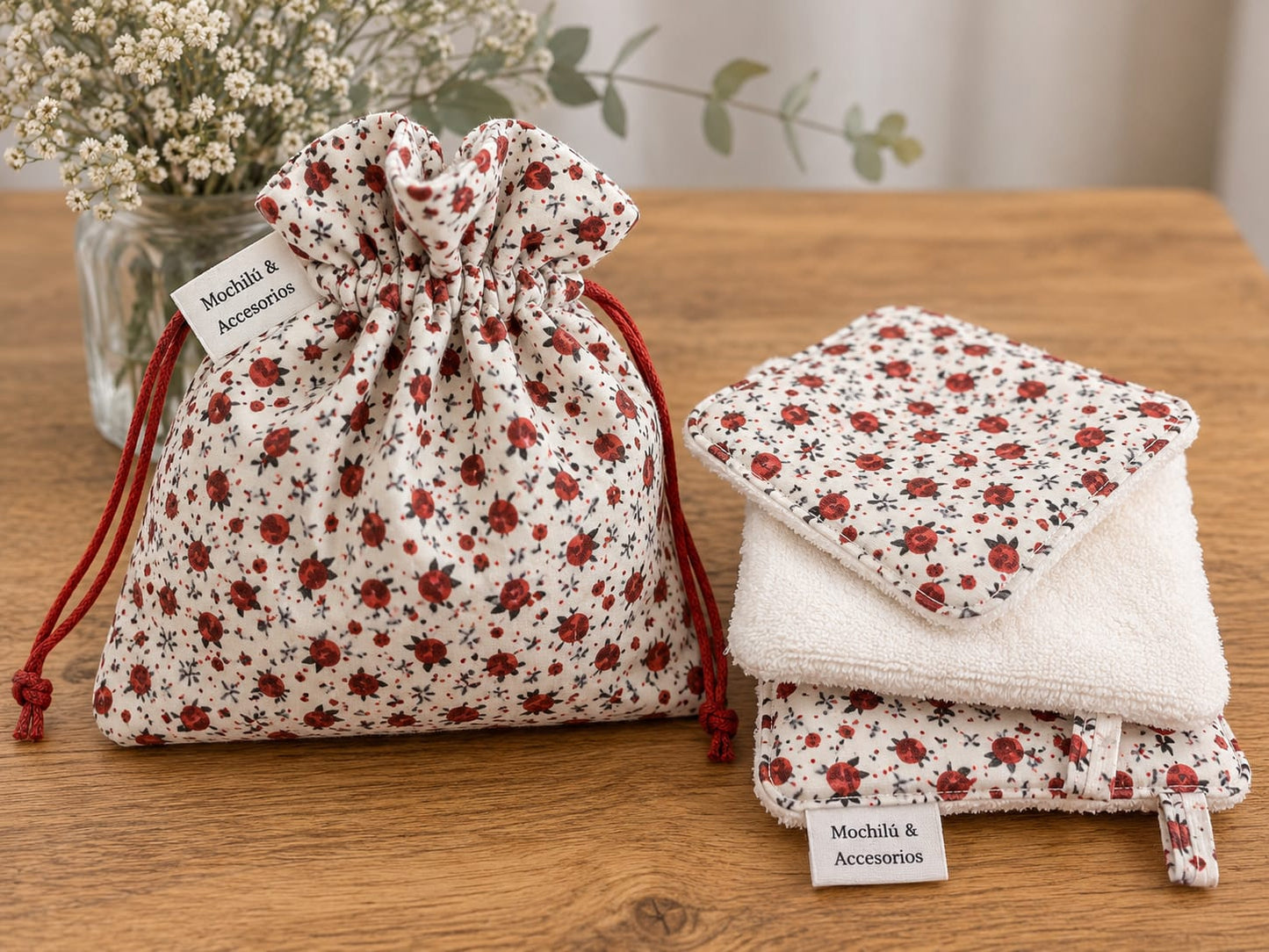 Bolsita floral con 3 toallitas desmaquilladoras reutilizables Mochilú