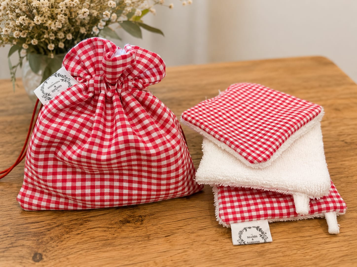 Bolsita vichy roja con toallitas desmaquilladoras reutilizables Mochilú
