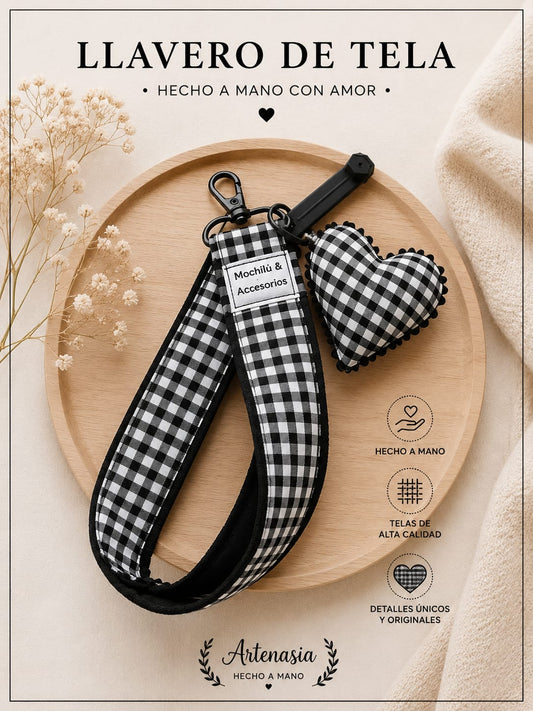 Llavero de Tela Vichy Negro con colgante corazón