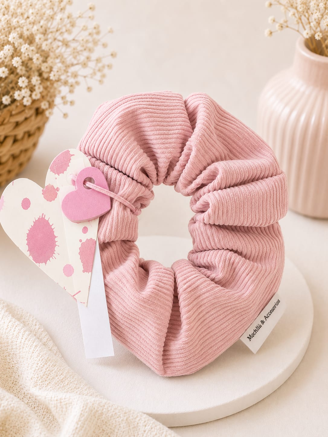 Scrunchie artesanal de pana rosa palo Mochilú